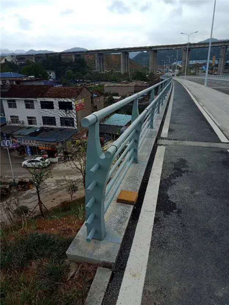 桥梁道路防撞护栏样式独特美观工艺层层把关