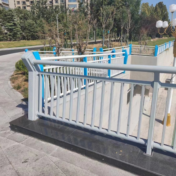 防撞护栏_LED灯光护栏厂家十分靠谱