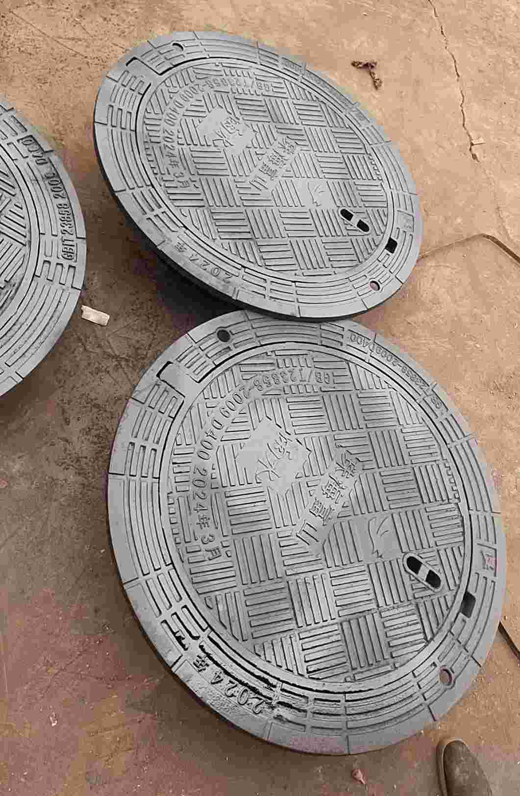 带锁井盖现货批发建通铸造厂家精挑细选好货