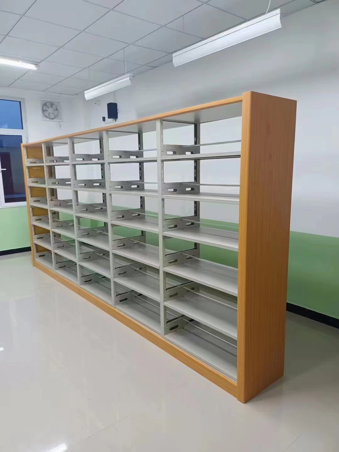 钢制书架_书店书架检验发货